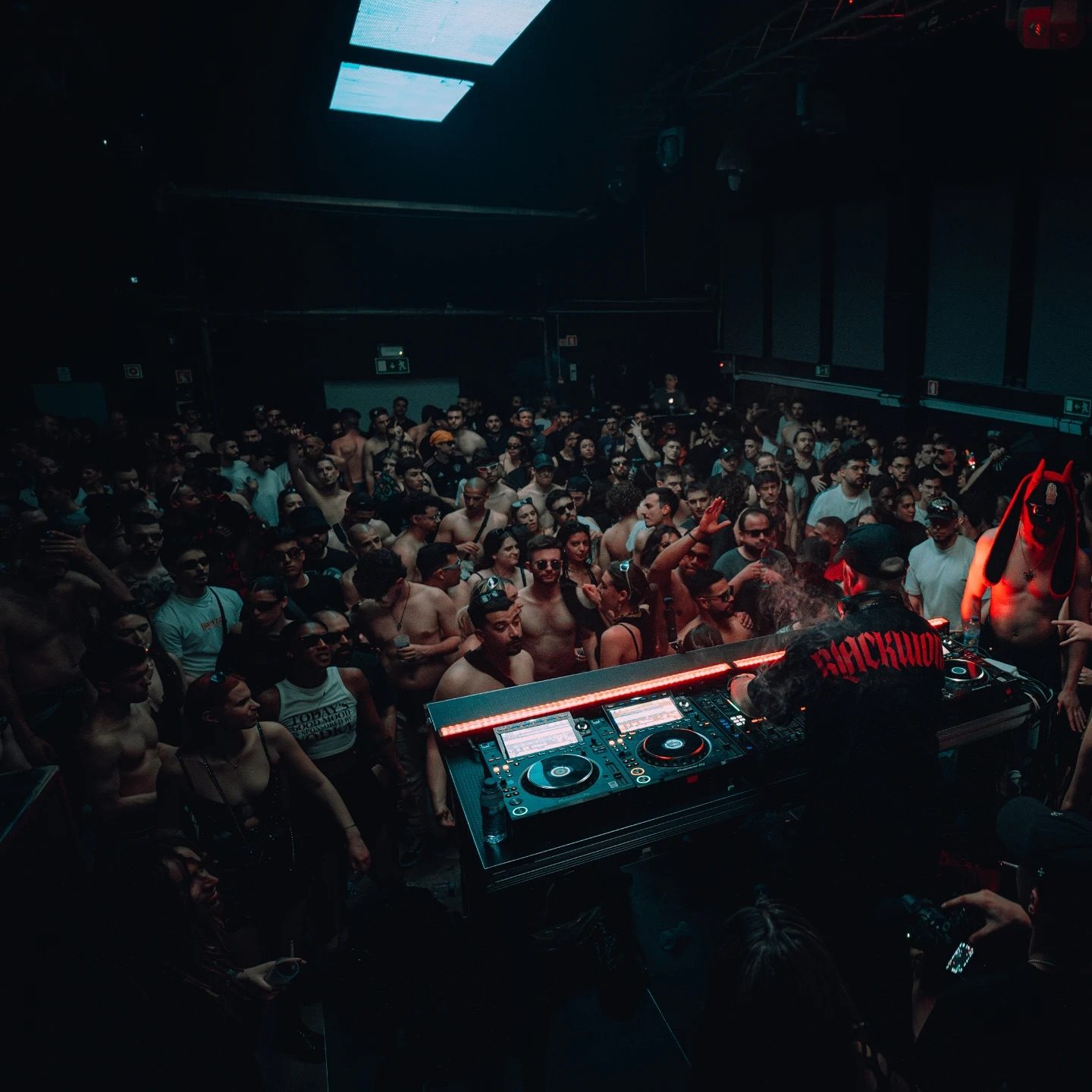 Público junto à cabine do DJ no Moon Club